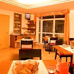 Adrian サンクト・アントン・アム・アールベルク